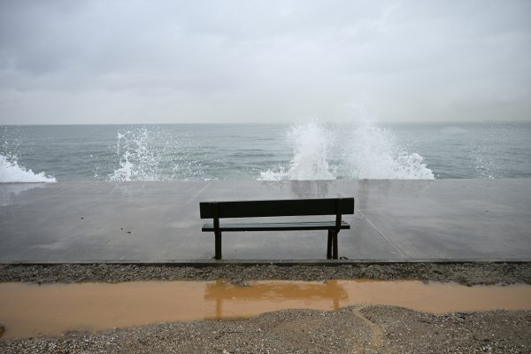 Καιρός: Ανεβαίνει ο υδράργυρος, επιμένουν οι ισχυροί άνεμοι – Πού θα βρέξει