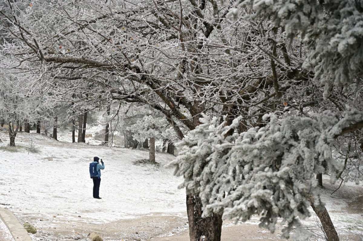 Καιρός: Νεφώσεις με χιονόνερο, χιόνια και θυελλώδεις ανέμους- Περαιτέρω επιδείνωση από Τετάρτη