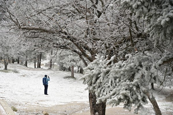 Καιρός: Νεφώσεις με χιονόνερο, χιόνια και θυελλώδεις ανέμους- Περαιτέρω επιδείνωση από Τετάρτη
