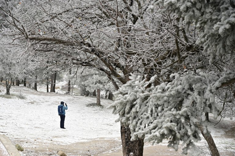 Καιρός: Νεφώσεις με χιονόνερο, χιόνια και θυελλώδεις ανέμους- Περαιτέρω επιδείνωση από Τετάρτη