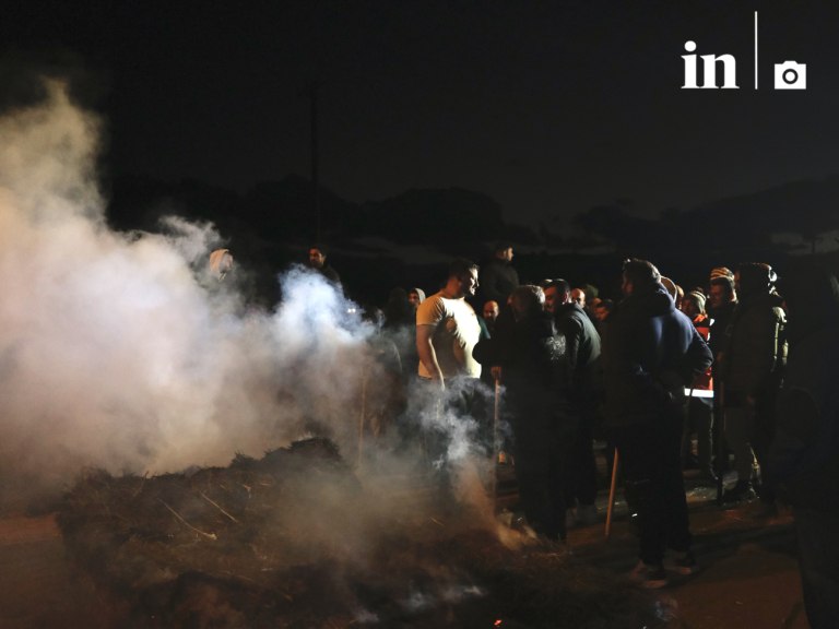 Έκρυθμη η κατάσταση στη Θήβα: Αγρότες έβαλαν φωτιές – Πιθανή παρέμβαση της ΕΛ.ΑΣ.