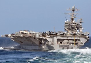 To Ιράν δημοσιεύει βίντεο επίδειξης δύναμης την ώρα που drone πετάει πάνω από το αεροπλανοφόρο