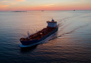 Στην Κομισιόν έφτασαν τα ερωτήματα για τον Γιάννη Αλαφούζο, τις Okeanis Eco Tankers και Kyklades Maritime και τον «σκιώδη στόλο» που σπάει τις κυρώσεις σε βάρος της Ρωσίας