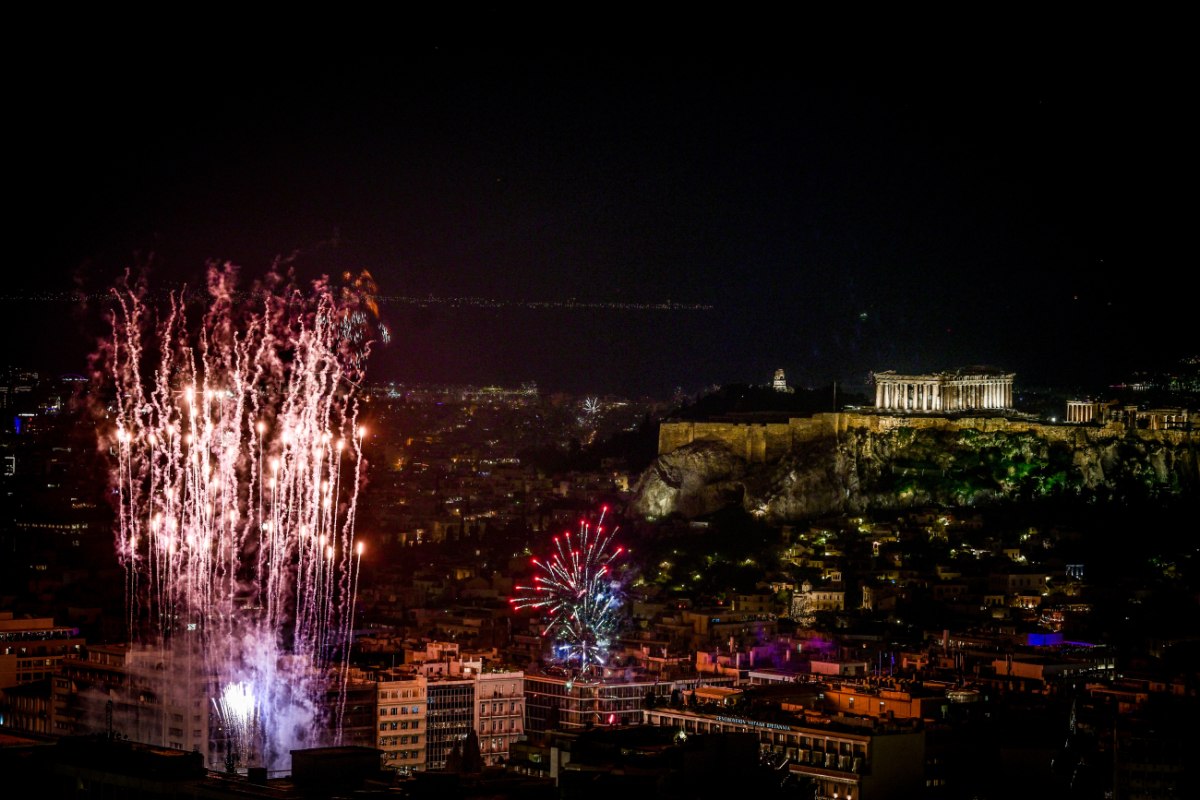 Πρωτοχρονιά 2026: Αθήνα και Λευκωσία υποδέχθηκαν τον νέο χρόνο χωρίς «εκρήξεις»