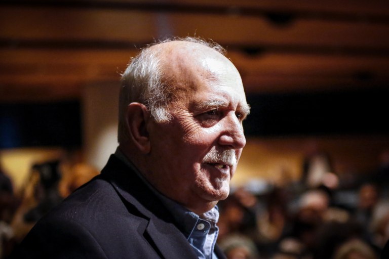 Δεν πήγε καλά αυτό: Αντιδράσεις προκάλεσε η AI διαφήμιση που δείχνει τον Γιώργο Παπαδάκη να κερνάει καφέ από τον Παράδεισο