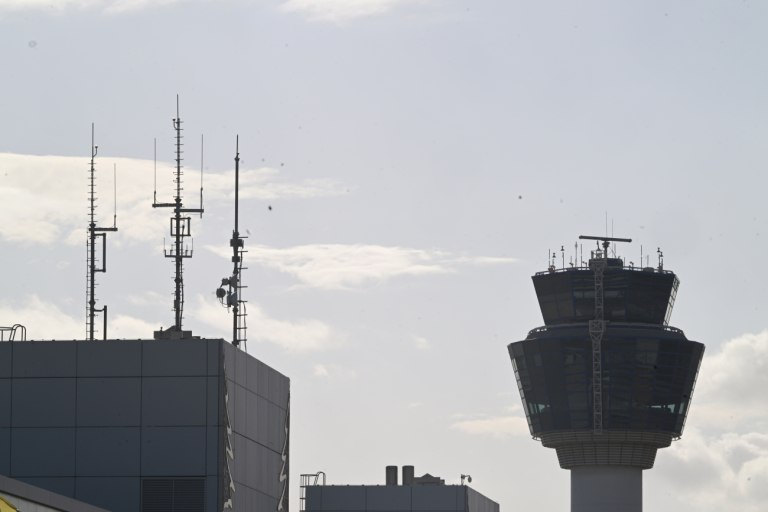 Ερωτήματα για το τεχνικό πρόβλημα στο FIR Αθηνών, «κεραυνοί» των ελεγκτών εναέριας κυκλοφορίας