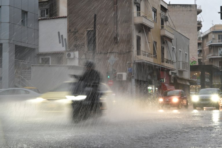 Καιρός – Μαρουσάκης: Νέα κύματα καταιγίδων τις επόμενες ώρες και στην Αττική