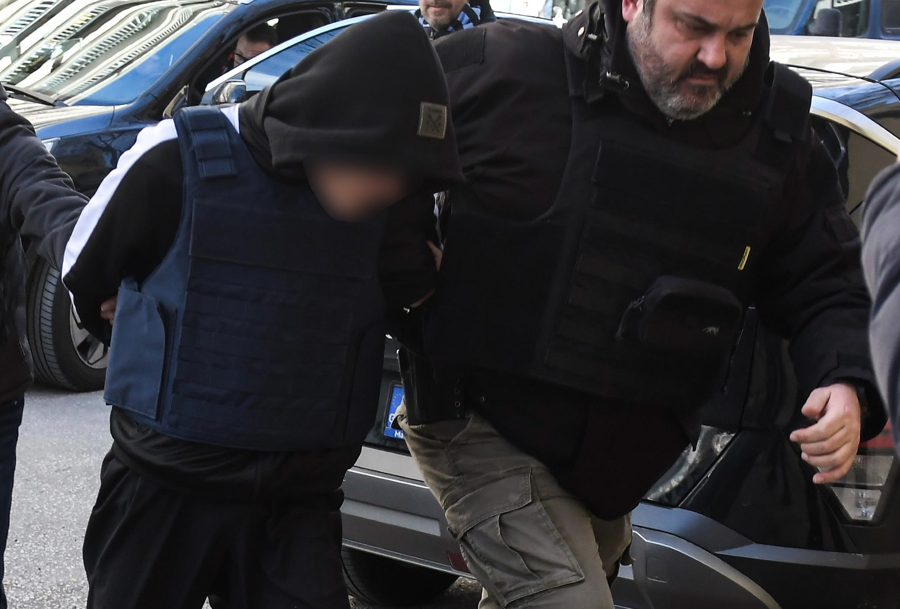 εικόνα που δείχνει τον 16χρονο κατηγορούμενο καθώς προσέρχεται στην ανακρίτρια συνοδεία αστυνομικών