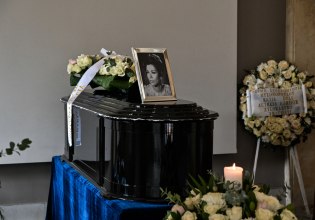 Μέλπω Ζαρόκωστα: Συγκίνηση και χειροκρότημα στο τελευταίο «αντίο»