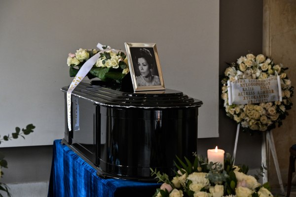 Μέλπω Ζαρόκωστα: Συγκίνηση και χειροκρότημα στο τελευταίο «αντίο»