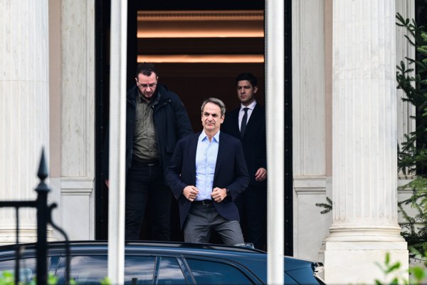 Βενεζουέλα: Τα διαπιστευτήρια της ΝΔ στον Τραμπ και οι εκ των υστέρων διπλωματικές αναφορές στο διεθνές δίκαιο