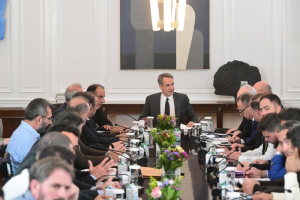 «Η κυβέρνηση συζητάει μόνο τεχνικά ζητήματα» – Ολοκληρώθηκε η συνάντηση των αγροτών με τον πρωθυπουργό