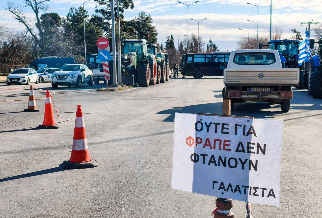 Με ζεστές τις μηχανές περιμένουν τις κυβερνητικές ανακοινώσεις οι αγρότες – Ετοιμάζεται για το plan b το Μαξίμου