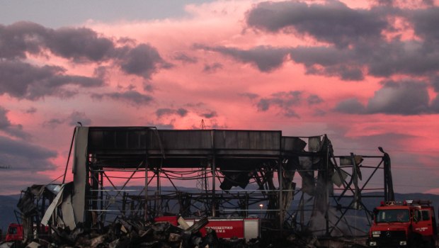 εικόνα που δείχνει την κατεστραμμένη από την έκρηξη πτέρυγα του εργοστασίου Βιολάντα, η οποία στοίχισε τη ζωή σε πέντε εργαζόμενες