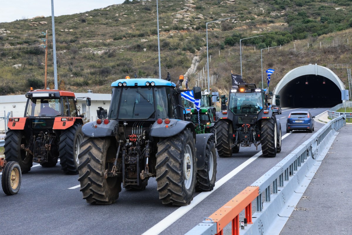 Κλιμακώνουν με 48ωρους αποκλεισμούς οι αγρότες επικαλούμενοι «το δικαίωμα στη ζωή» – Σύγκρουση επιλέγει το Μαξίμου