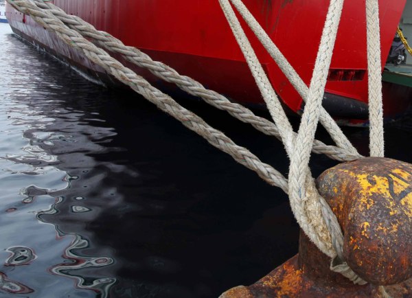 Ισχυροί άνεμοι κρατούν δεμένα τα πλοία στα περισσότερα λιμάνια