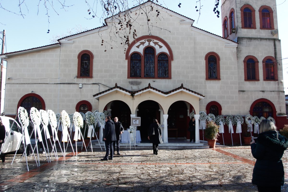 Τραγωδία στα Τρίκαλα: Σε κλίμα οδύνης το τελευταίο αντίο στις άλλες δύο εργαζόμενες της «Βιολάντα»