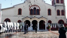 Τραγωδία στα Τρίκαλα: Σε κλίμα οδύνης το τελευταίο αντίο στις άλλες δύο εργαζόμενες της «Βιολάντα»