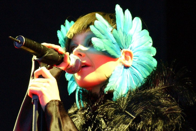 Η Björk έχει ένα σχέδιο για να σώσει τη Γροιλανδία από τον Ντόναλντ Τραμπ