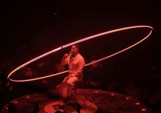 Η αυθόρμητη αντίδραση του Γιώργου Μαζωνάκη όταν κόπηκε ο ήχος κι έσβησαν τα φώτα στην πίστα