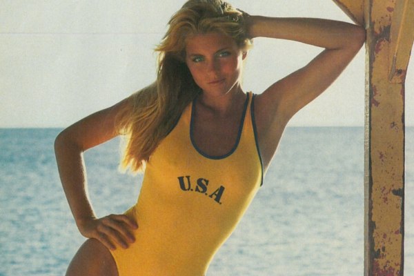 «Δε μας επιτρέπεται να γερνάμε» – Το μοντέλο των 80s, Κιμ Αλέξις, μιλάει στα 64 της για την «καταπίεση της ομορφιάς»