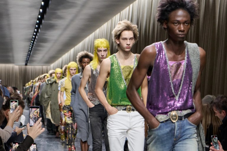 Ποιος αντέχει την κανονικότητα; Σίγουρα όχι η τελευταία, ανδρική συλλογή του Dior