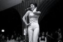 Googoosh – Τα τραγούδια της έγιναν σουξέ το ’60 και το ’70 στην Τεχεράνη αλλά η Επανάσταση την έβαλε στο mute