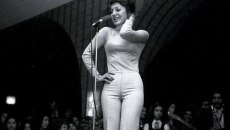 Googoosh – Τα τραγούδια της έγιναν σουξέ το ’60 και το ’70 στην Τεχεράνη αλλά η Επανάσταση την έβαλε στο mute