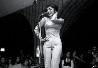 Googoosh – Τα τραγούδια της έγιναν σουξέ το ’60 και το ’70 στην Τεχεράνη αλλά η Επανάσταση την έβαλε στο mute