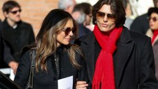 Γιατί οι σταρ φόρεσαν κόκκινα στην κηδεία του Valentino;