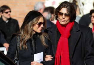 Γιατί οι σταρ φόρεσαν κόκκινα στην κηδεία του Valentino;