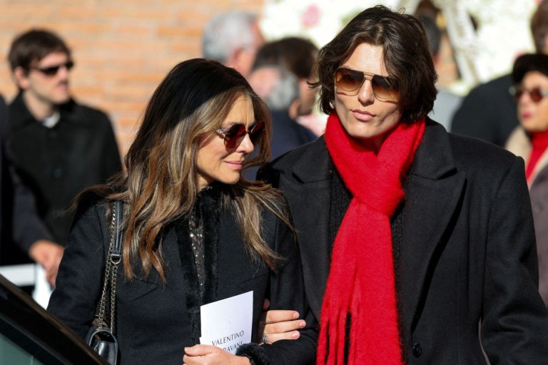 Γιατί οι σταρ φόρεσαν κόκκινα στην κηδεία του Valentino;