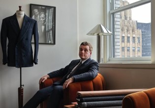 O ατίθασος 32χρονος Βρετανός που ράβει σχεδιαστές μόδας και χρηματιστές της NY μοιάζει με ήρωα ταινίας του Γκάι Ρίτσι