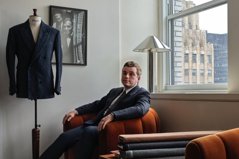 O ατίθασος 32χρονος Βρετανός που ράβει σχεδιαστές μόδας και χρηματιστές της NY μοιάζει με ήρωα ταινίας του Γκάι Ρίτσι