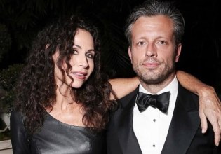 Η Μίνι Ντράιβερ μιλάει για τον έρωτα στα 50 της: «Οι γυναίκες υφίστανται πίεση να βρουν έναν άνδρα»