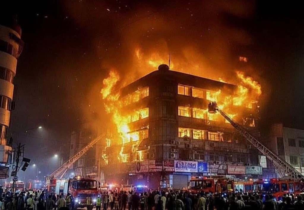 Στις φλόγες τυλίχθηκε εμπορικό κέντρο στο Πακιστάν – Τουλάχιστον 6 νεκροί