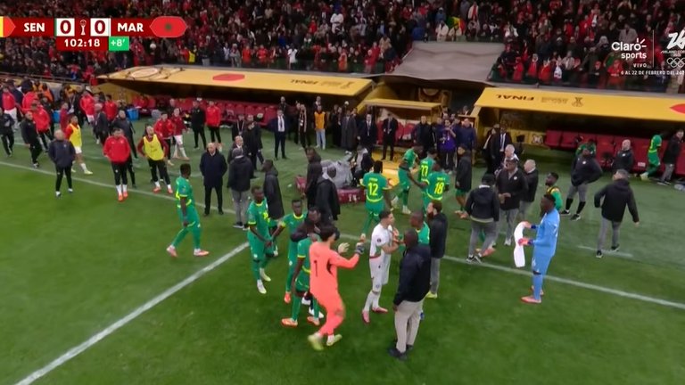Χαμός στον τελικό του Κόπα Αφρικα: Έφυγαν οι Σενεγαλέζοι στο 97′ μετά το πέναλτι υπέρ του Μαρόκου (vids)