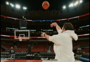 Ο Κωνσταντίνος Αργυρός έπαιξε μπάσκετ στο γήπεδο των Σικάγο Μπουλς (vid)