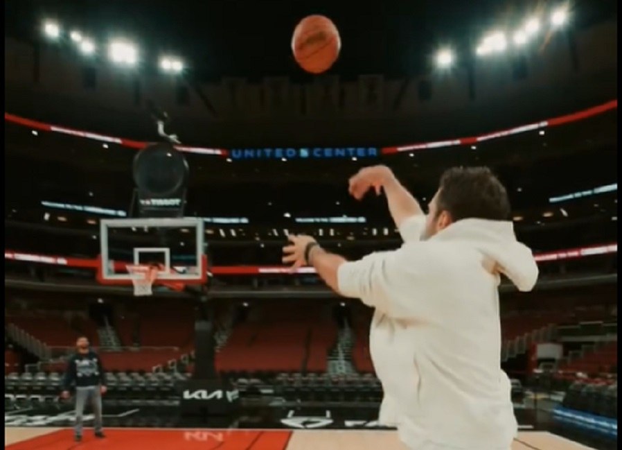 Ο Κωνσταντίνος Αργυρός έπαιξε μπάσκετ στο γήπεδο των Σικάγο Μπουλς (vid)