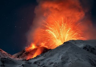 Πρωτοχρονιάτικα πυροτεχνήματα – Η Αίτνα υποδέχτηκε το 2026 με έκρηξη και ποτάμι λάβας