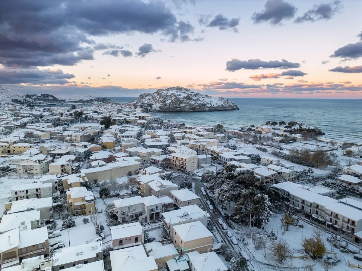 Χιονισμένη Πρωτοχρονιά: Στα λευκά ντύθηκαν νησιά στις Κυκλάδες και στο Θρακικό πέλαγος