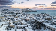 Χιονισμένη Πρωτοχρονιά: Στα λευκά ντύθηκαν νησιά στις Κυκλάδες και στο Θρακικό πέλαγος