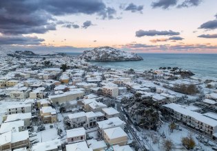 Χιονισμένη Πρωτοχρονιά: Στα λευκά ντύθηκαν νησιά στις Κυκλάδες και στο Θρακικό πέλαγος
