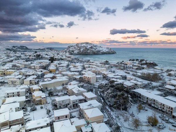Χιονισμένη Πρωτοχρονιά: Στα λευκά ντύθηκαν νησιά στις Κυκλάδες και στο Θρακικό πέλαγος
