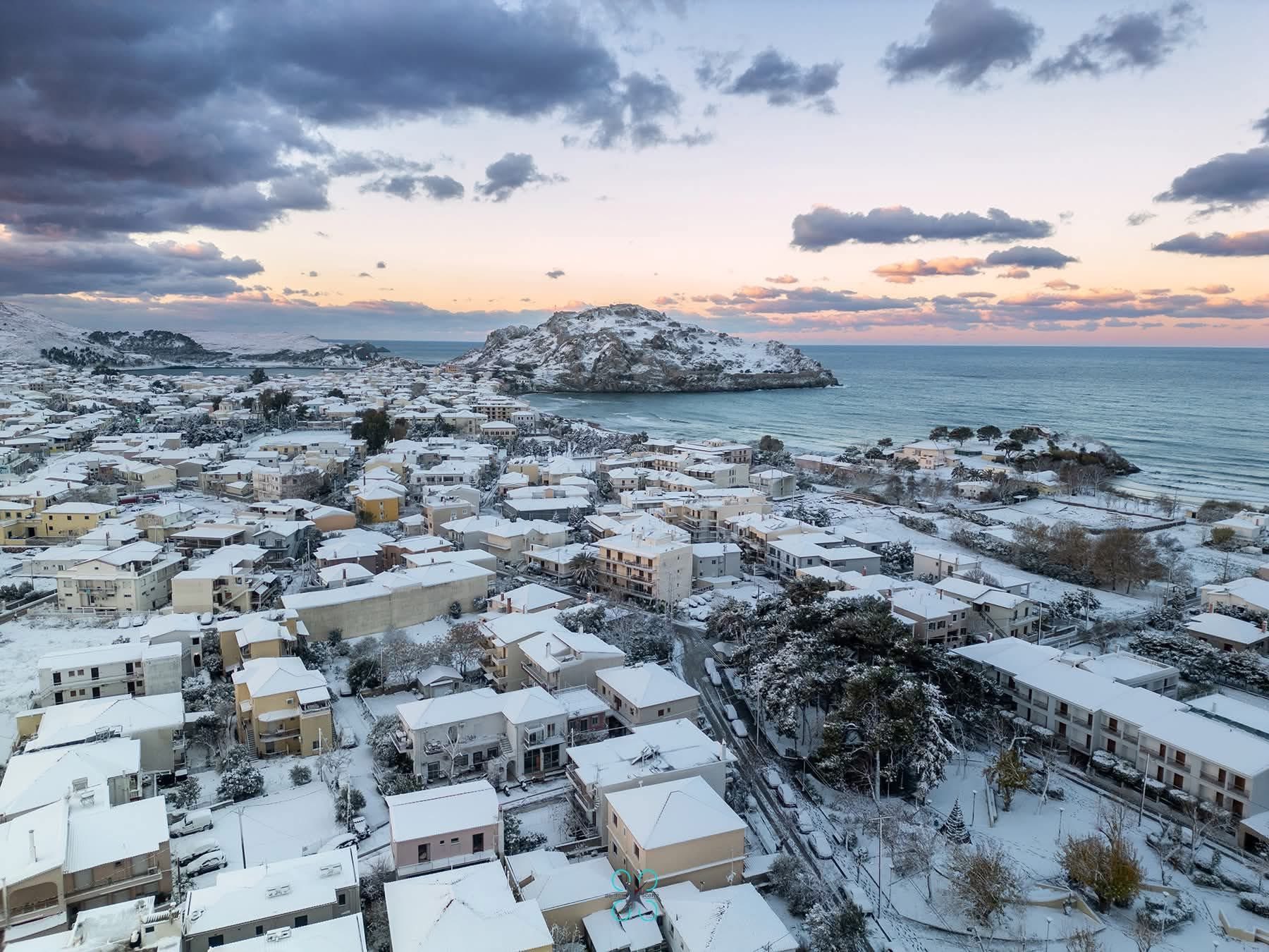 Χιονισμένη Πρωτοχρονιά: Στα λευκά ντύθηκαν νησιά στις Κυκλάδες και στο Θρακικό πέλαγος