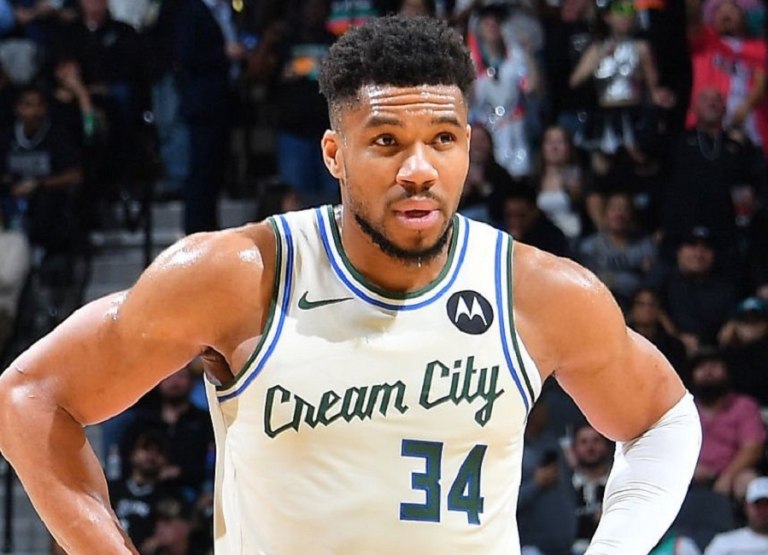 Οι Μπακς κινούνται για μεγάλη μεταγραφή προκειμένου να πείσουν τον Γιάννη να μείνει – Ποια ονόματα «παίζουν»