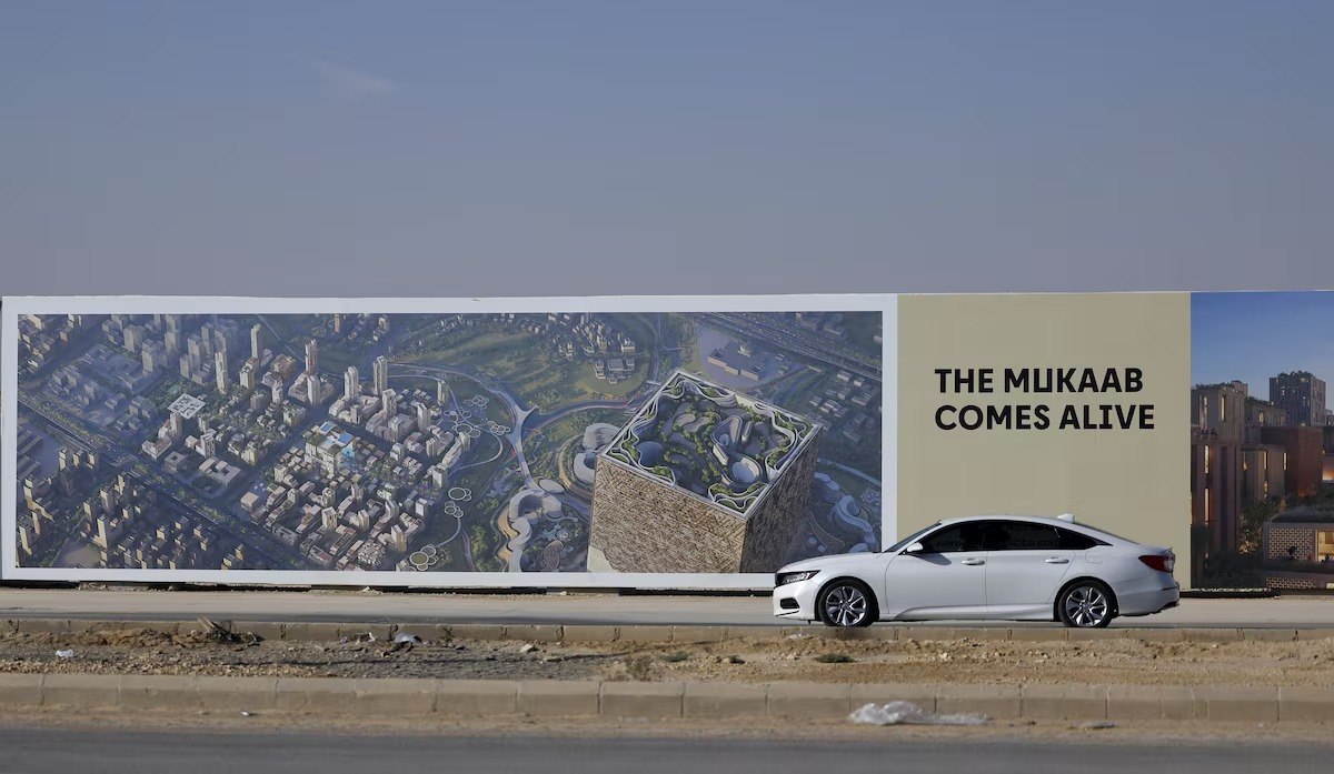 To «Mukaab ζωντανεύει» γράφει η πινακίδα στην περιοχή του New Marabaa. Η διαφήμιση πιθανότατα θα χρειαστεί να ξηλωθεί (Reuters)