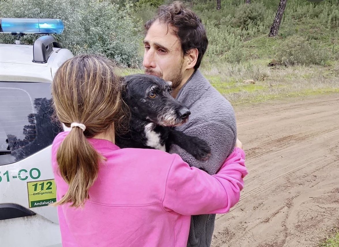 Ακτίδα φωτός μέσ’την τραγωδία: Οικογένεια ξαναβρίσκει τον σκύλο της, που αγνοούταν μετά το δυστύχημα στην Ισπανία