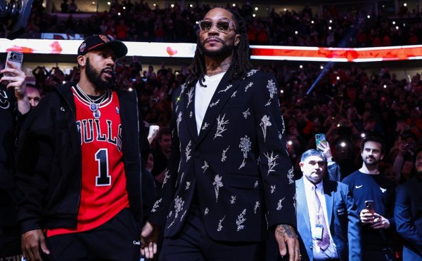 Δάκρυσε όλο το Σικάγο: Στον ουρανό του «United Center» η φανέλα του Ντέρικ Ρόουζ (pics, vids)