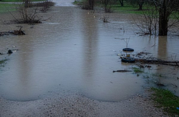 Κλειστοί δρόμοι και σχολεία στον Έβρο λόγω έντονων βροχοπτώσεων